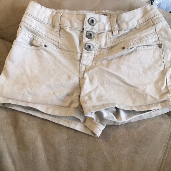 Tan high waisted 3 button short shorts - Picture 1 of 4